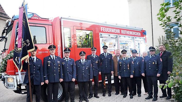 Sie sind stolz auf ihr neues Fahrzeug HLF 10, Vertreter der Kreisbrandinspektion mit KBR Joachim Ranzenberger (5.von rechts), Kommandant der FF Rothenkirchen Matthias Raab (6.v.l.), Vorsitzender Mario Müller (4.v.l.) und Bürgermeister Hans Pietz (rechts) mit Gemeinderäten und weiteren Feuerwehrvertretern. Im Hintergrund das HLF 10 mit seiner umfangreichen technischen Ausrüstung  Foto: K.- H. Hofmann