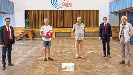 Die beiden Sparkassenbetriebswirte Stefan Schneyer (links) und Markus Engel (Zweiter von rechts) waren ebenso wie Horst Poltermann (rechts) und Hubert Schultheiß (Mitte) von der Männergymnastikgruppe gekommen, um den neuen Defibrillator dem TVM-Vorsitzenden Clemens Weisser zu übergeben.  Foto: Klaus Gagel