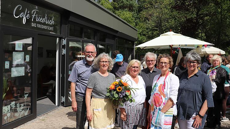 Unterasbach: Neue Begegnungsst&auml;tte ein voller Erfolg - Caf&eacute; Friedrich freut sich &uuml;ber volle Tische