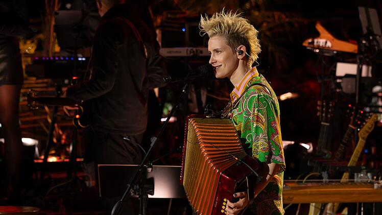 &Uuml;berraschung von Deine Cousine: Sie brachte das Schifferklavier ihres Gro&szlig;vaters mit.