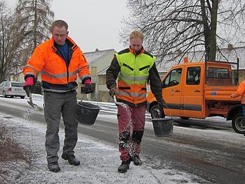 Der Handstreudienst des Kulmbacher Stadtbauhofs ist am Montag unterwegs, um Kreuzungen und Fußgängerüberwege vom Blitzeis zu befreien. Johannes Wernlein (links) und Sebastian Dippold streuen Splitt an der Abzweigung Galgenberg/Stettiner Straße. Foto: Stephan Tiroch