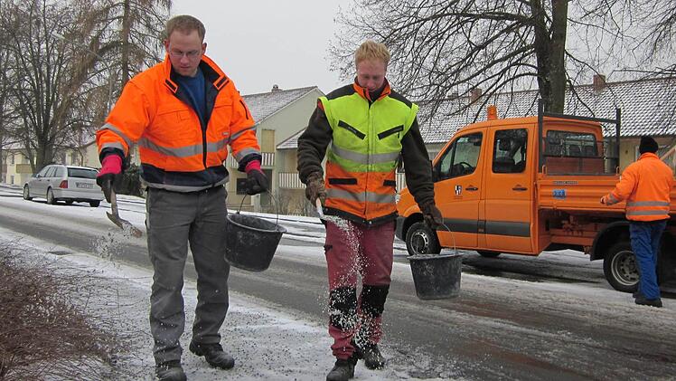 Der Handstreudienst des Kulmbacher Stadtbauhofs ist am Montag unterwegs, um Kreuzungen und Fußgängerüberwege vom Blitzeis zu befreien. Johannes Wernlein (links) und Sebastian Dippold streuen Splitt an der Abzweigung Galgenberg/Stettiner Straße. Foto: Stephan Tiroch