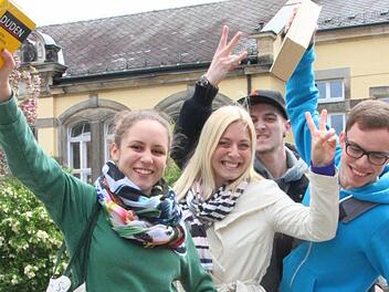 Haben die Deutsch-Prüfung hinter sich: Anja Hoffmann, Linda Monatsberger, Jonathan Wagner und Georg Stirnweiß (von links) könnten den Duden nach der Abi-Prüfung erstmal in die Ecke donnern. Foto: Nikolas Pelke