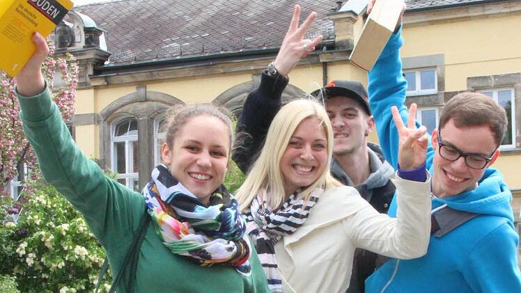 Haben die Deutsch-Prüfung hinter sich: Anja Hoffmann, Linda Monatsberger, Jonathan Wagner und Georg Stirnweiß (von links) könnten den Duden nach der Abi-Prüfung erstmal in die Ecke donnern. Foto: Nikolas Pelke