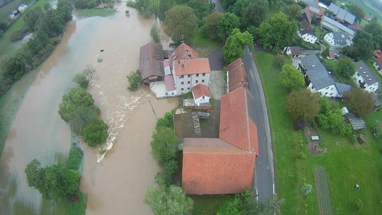 Ein Bild aus der Luft. Hochwasser bei Dreschen (Neudrossenfeld). Aufgenommen mit einer GoPro Helmkamera die an einem selbstgebauten Hexacopter befestigt war. Foto: Kai Hacker