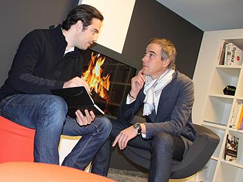In der "Printeria" treffen sich Firmenchef Claudius Bähr (rechts) und Creativ Director Daniel Scheiterlein zur Besprechung. Fotos: Andreas Oswald