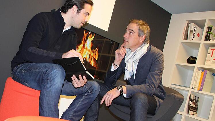 In der "Printeria" treffen sich Firmenchef Claudius Bähr (rechts) und Creativ Director Daniel Scheiterlein zur Besprechung. Fotos: Andreas Oswald