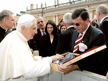 Gerhard Preß mit der schwarzen Madonna bei Papst Benedikt XVI. Fotos: CT-Archiv
