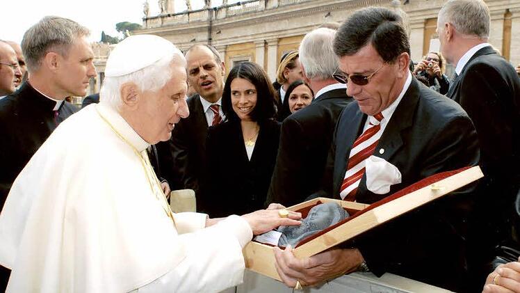 Gerhard Preß mit der schwarzen Madonna bei Papst Benedikt XVI. Fotos: CT-Archiv
