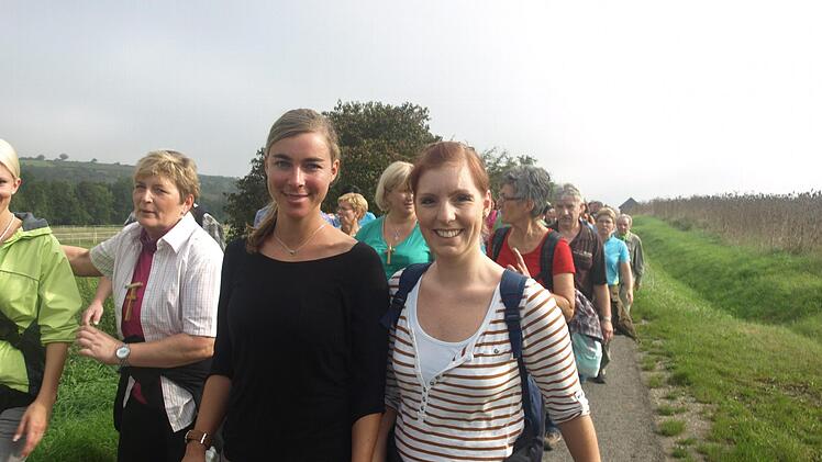 Zum ersten Mal pilgerten Denise Stößer (rechts) und Katrin Seifert (daneben) mit.