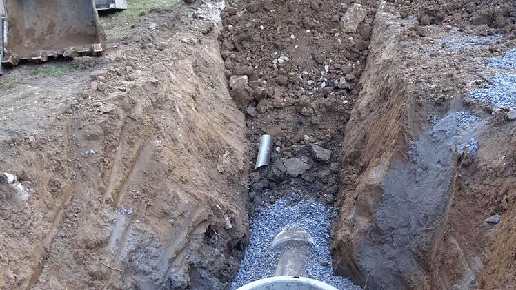 Der Abfluss des Schwanensees im Park von Schloss Rosenau wird erneuert.Foto: Jochen Berger