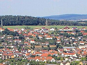 Hoch über Ebelsbach will die Gemeinde auf der Freifläche in Richtung Wald die Möglichkeit für weitere Wohnbebauung schaffen. Foto: Günther Geiling