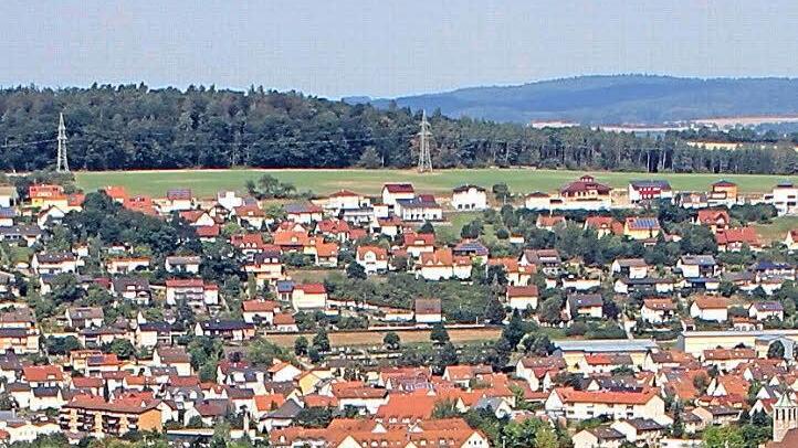 Hoch über Ebelsbach will die Gemeinde auf der Freifläche in Richtung Wald die Möglichkeit für weitere Wohnbebauung schaffen. Foto: Günther Geiling
