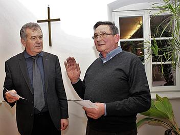 Bürgermeister Hans Beck vereidigt Erwin Meister (rechts) auf das Amt des Feldgeschworenen.Evi Seeger