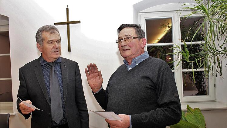 Bürgermeister Hans Beck vereidigt Erwin Meister (rechts) auf das Amt des Feldgeschworenen.Evi Seeger