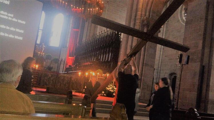 Die "Nacht der Sehnsucht" brachte das Weltjugendtagskreuz und Menschen in den Dom, die sonst keine Kirchgänger sind. Foto: Marion Krüger-Hundrup