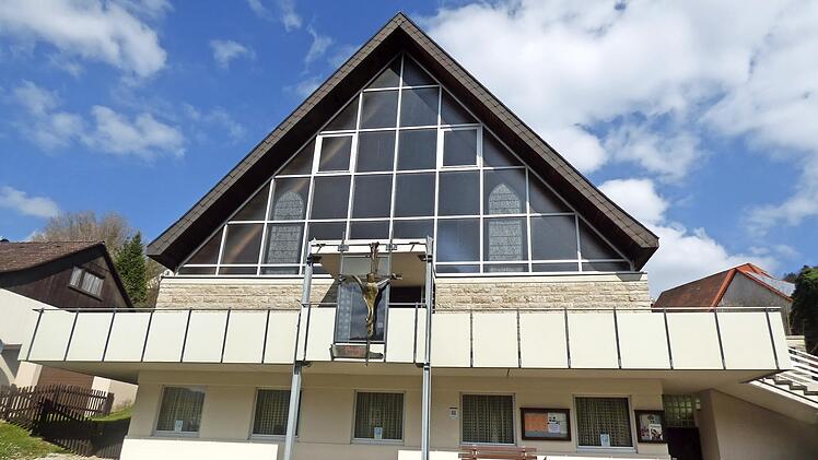 Blick auf die Kirche mit dem 2012 eingeweihten Kunstwerk von Hubert Hunstein an der Fassade