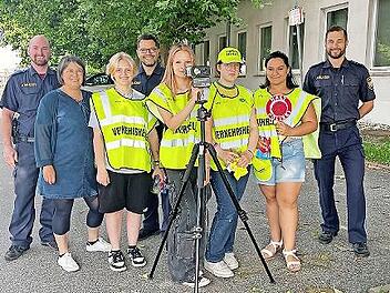 Im Bild (von links) Martin Roßmell, Verkehrslehrerin Yvonne Janovsky, Heiko Sesselmann, die Schülerlotsinnen und Sebastian Sticker