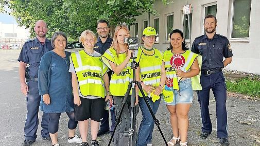 Im Bild (von links) Martin Roßmell, Verkehrslehrerin Yvonne Janovsky, Heiko Sesselmann, die Schülerlotsinnen und Sebastian Sticker