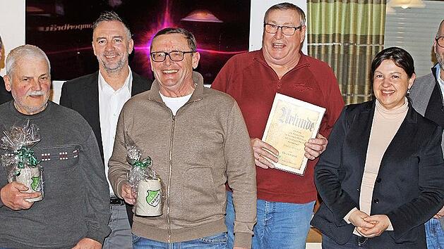 Ehrungen und Wahlen standen bei der Hauptversammlung des SV Friesen an. Im Bild v.l. Ehrenamtsbeauftragter Norbert Kraus, J&uuml;rgen Fischer-Kilian (seit 25 Jahren Fahnenbegleiter), der neu gew&auml;hlte Vorsitzende Holger Geiger, Valentin Ebert (seit 25 J...