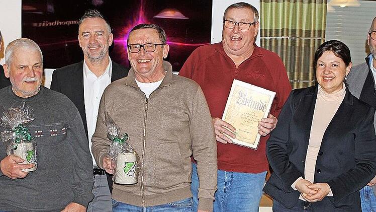 Ehrungen und Wahlen standen bei der Hauptversammlung des SV Friesen an. Im Bild v.l. Ehrenamtsbeauftragter Norbert Kraus, Jürgen Fischer-Kilian (seit 25 Jahren Fahnenbegleiter), der neu gewählte Vorsitzende Holger Geiger, Valentin Ebert (seit 25 J...