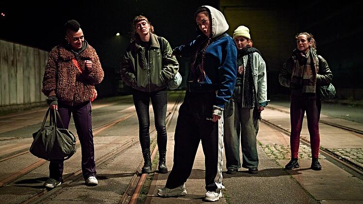 Gemeinsam stark? Nach dem Training im "Female Fight Club" machen sich die jungen Frauen im Schutz der Gruppe auf den Heimweg (von links): Gyzem (Zandile Amy Ngono), Jule (Sophie Pfennigstorf), Martha (Lo Rivera), Nina (Cheyenne Demont) und Hanna (Ramona Schlenker).