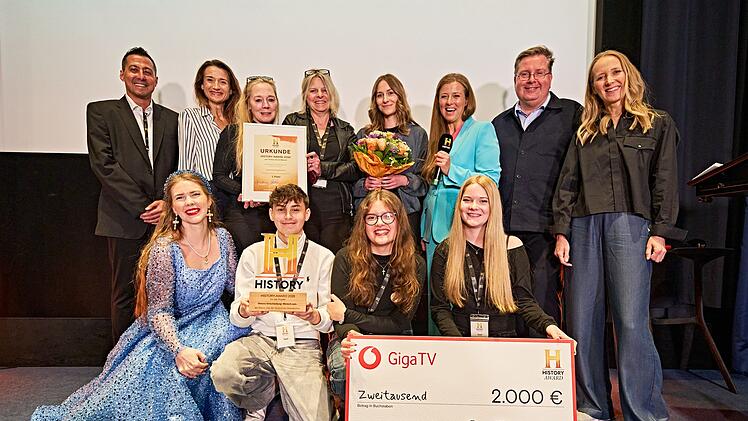 Gemeinsam mit Jury-Mitgliedern und Sponsoren &uuml;berreichte "Miss History" (vorne links) den History-Award an die Sch&uuml;lerinnen und Sch&uuml;ler der Realschule Himmelsth&uuml;r in Hildesheim.