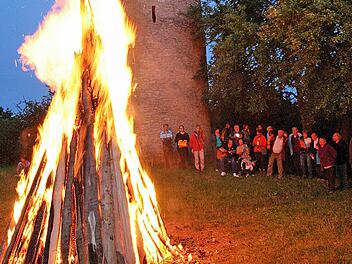 Der Rhönklub Münnerstadt will nun doch sein traditionelles Sonnwendfeuer auf der Schlegelwarte anzünden und hofft bei den Auflagen auf ein Entgegenkommen der Stadt.  Fotos: Dieter Britz
