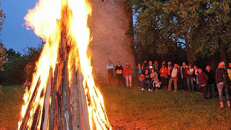 Der Rhönklub Münnerstadt will nun doch sein traditionelles Sonnwendfeuer auf der Schlegelwarte anzünden und hofft bei den Auflagen auf ein Entgegenkommen der Stadt.  Fotos: Dieter Britz