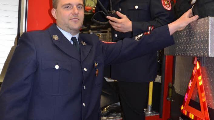 Bürgermeister Rainer Detsch (links) dankt dem bisherigen 1. Kommandant Michael Müller für sein großes Engagement in seiner Führungszeit. Foto: K.-H. Hofmann