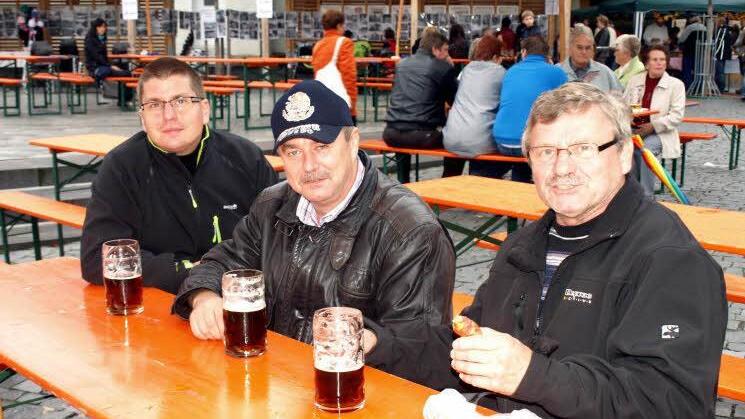 Die Männer von der Soldaten- und Reservistenkameradschaft ließen es sich gut gehen. Von links Michael Koch, Manfred Hahn und Karl-Heinz Birke.