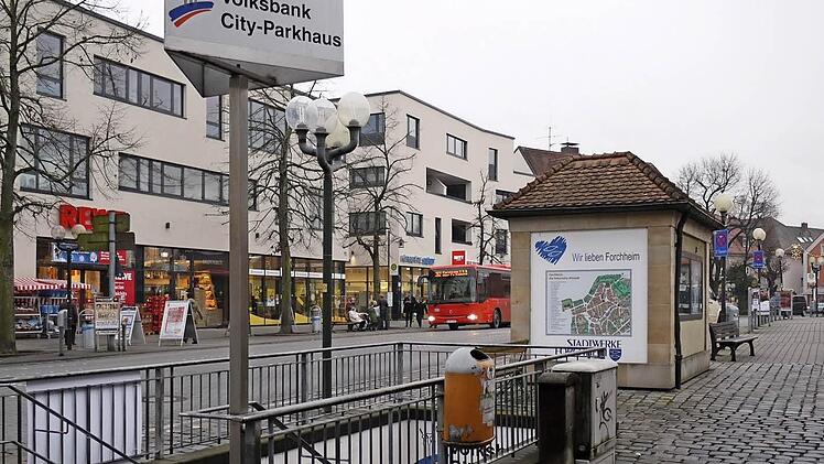 Nur über Treppen kann derzeit die Tiefgarage erreicht werden. Handicapte Menschen werden dadurch benachteiligt.  Foto: Pauline Lindner