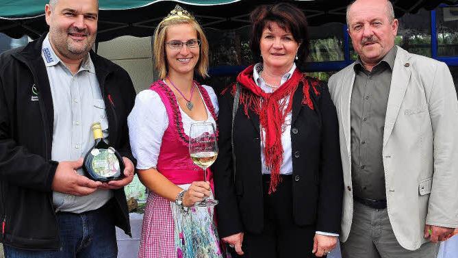 Auch Weinprinzessin Carmen Keupp aus Retzstadt (Zweite von links) wurde begrüßt.