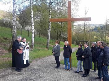 Im Rahmen einer kleinen Andacht segneten die Bad Brückenauer Pfarrer Gerd Kirchner und Norbert Wahler (von links) das vier Meter hohe Holzkreuz auf dem Naturfriedhof in Römershag. Foto: Rolf Pralle