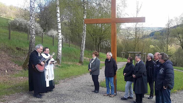 Im Rahmen einer kleinen Andacht segneten die Bad Brückenauer Pfarrer Gerd Kirchner und Norbert Wahler (von links) das vier Meter hohe Holzkreuz auf dem Naturfriedhof in Römershag. Foto: Rolf Pralle