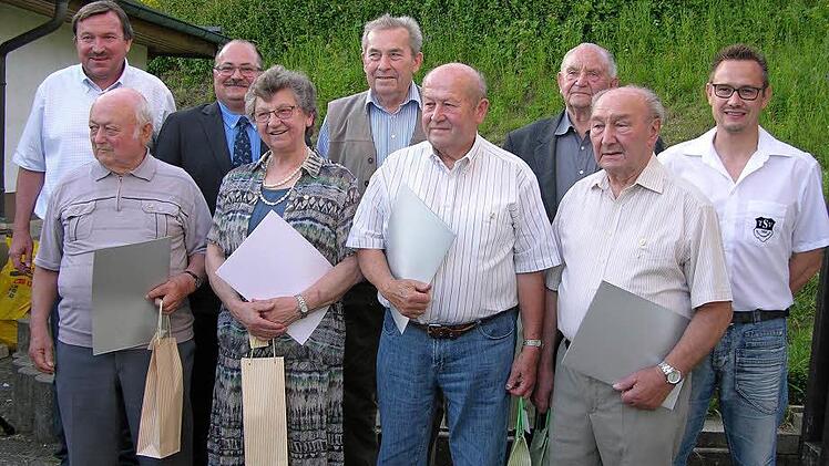 Gruppenbild mit Dame: Seit 60, 65 oder 70 Jahre sind diese Mitglieder ihrem Verein treu. Foto: Klaus Oelzner