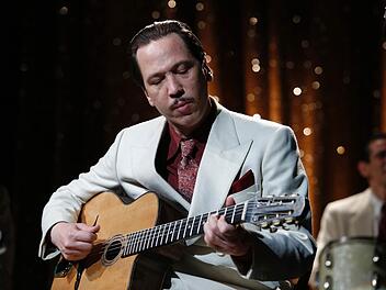 Reda Kateb begeistert in "Django", dem Auftakt film der 67. Berlinale. Der Streifen von Etienne Comar bringt das Leben Django Reinhardts auf die Leinwand.  Foto: Roger Arpajou