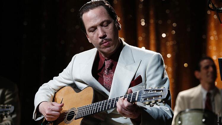 Reda Kateb begeistert in "Django", dem Auftakt film der 67. Berlinale. Der Streifen von Etienne Comar bringt das Leben Django Reinhardts auf die Leinwand.  Foto: Roger Arpajou