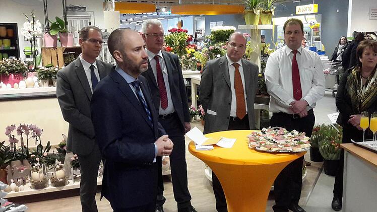 Fünf Millionen Euro hat das Unternehmen Tegut am Standort Bad Brückenau investiert. Bei der Eröffnung nach 18 Monaten Umbauphase ließ Geschäftsführer Thomas Gutberlet (vorne links) unter anderem die geschichtliche Entwicklung des Vollsortimenters Revue passieren. Foto: Rolf Pralle