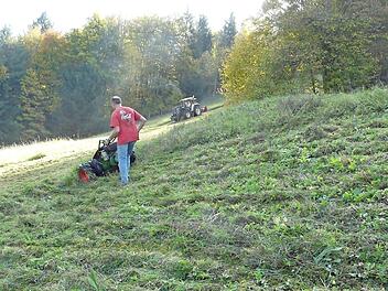Mit dem Balkenmäher wurden die Skihänge gemäht. Foto: hl