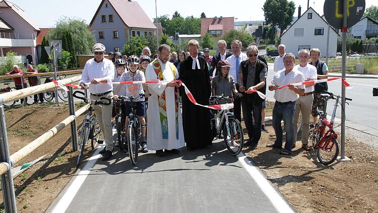 Pfarrer Daniel Schuster und Pfarrer Ulrich Bahr nahmen die Einweihung vor. Foto: Mathias Erlwein