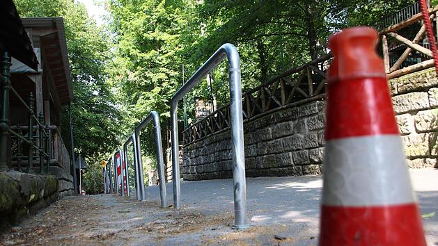 Die silbernen B&uuml;gel vor dem Musikpodium des Winterbauerkellers (links) sollen die Besuchermassen trennen.  Fotos: Franziska Rieger