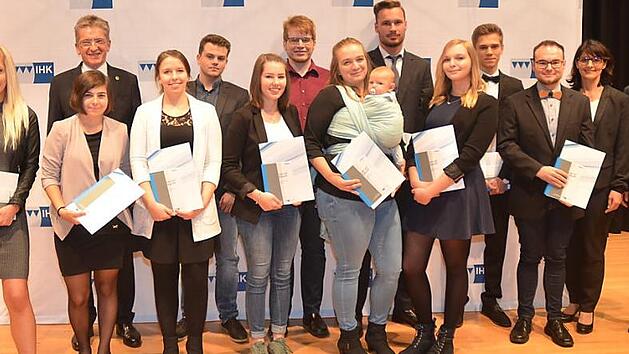 Die erfolgreichen Absolventen des IHK-Gremiums Kronach von links Lea Graf, Stefanie Wohlrath, Melanie Gutbier, Stephan Wiefel, Nina Sch&uuml;tz, Olaf Hoffmann, Sarah Schmittlein , Tobias Wich, Denise Wilhelm, Dominik K&ouml;stner, Tobias Pastor mit Gremiumsvorsitzenden Hans Rebhan (hinten links) sowie von rechts B&uuml;rgermeister Wolfgang Beiergr&ouml;&szlig;lein und Sandra Schneider (IHK-Gremiumsmitglied Kronach)  Foto: K.-H. Hofmann