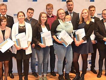 Die erfolgreichen Absolventen des IHK-Gremiums Kronach von links Lea Graf, Stefanie Wohlrath, Melanie Gutbier, Stephan Wiefel, Nina Schütz, Olaf Hoffmann, Sarah Schmittlein , Tobias Wich, Denise Wilhelm, Dominik Köstner, Tobias Pastor mit Gremiumsvorsitzenden Hans Rebhan (hinten links) sowie von rechts Bürgermeister Wolfgang Beiergrößlein und Sandra Schneider (IHK-Gremiumsmitglied Kronach)  Foto: K.-H. Hofmann
