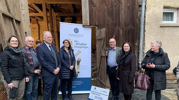 Offizielle Übergabe des symbolischen Fördervertrags durch Barbara Stüdlein (2.v.r.) und  Reinhold Schöpf (2.v.l). Thomas Malz