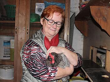 Barbara Laschkas &auml;lteste Henne ist vier Jahre alt und legt noch alle vier bis f&uuml;nf Tage ein Ei. Foto: Cindy D&ouml;tschel