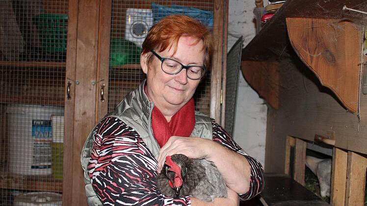 Barbara Laschkas &auml;lteste Henne ist vier Jahre alt und legt noch alle vier bis f&uuml;nf Tage ein Ei. Foto: Cindy D&ouml;tschel