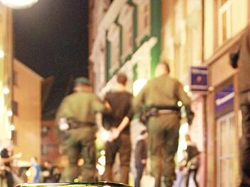 Unter massivem Alkoholeinfluss leistete ein Lichtenfelser Widerstand gegen Polizisten, beleidigte und bespuckte die Beamten.  Foto: Symbolbild/dpa
