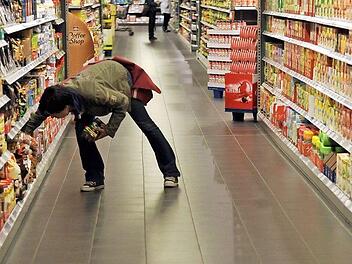 Nach den Zahlen des Marktforschers GfK gaben die Haushalte in Deutschland 2020 gut zehn Prozent mehr Geld für Markenartikel aus als 2019.  Foto: Caroline Seidel, dpa