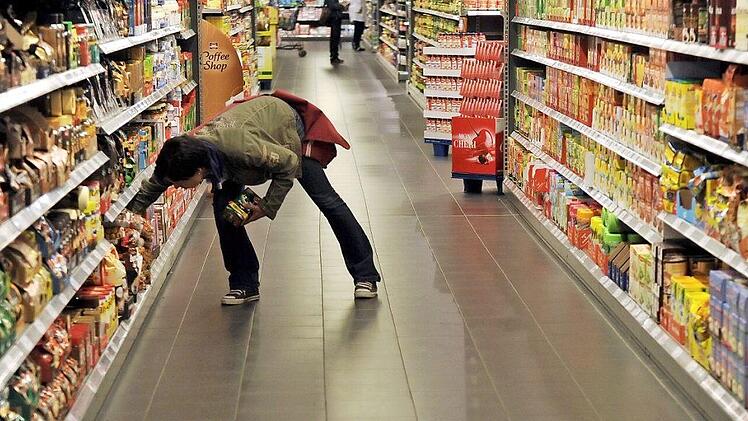 Nach den Zahlen des Marktforschers GfK gaben die Haushalte in Deutschland 2020 gut zehn Prozent mehr Geld für Markenartikel aus als 2019.  Foto: Caroline Seidel, dpa